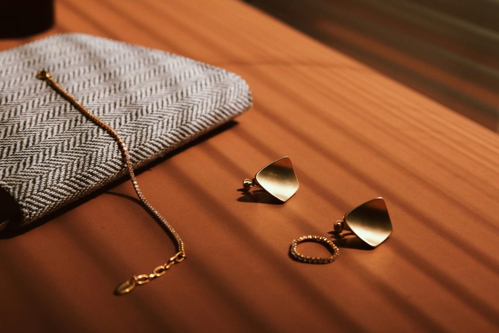 anti tarnish gold earrings and necklace for daily use